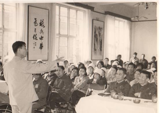 4  20世纪60年代，时任新乡市平原公司116厂工会宣传干事的王全忠老师，为了活跃职工文化生活，开始在举办以山东快书培训班。此图为1963年4月23日，应新乡市棉织厂邀请，为该厂职工举办山东快书培训班。